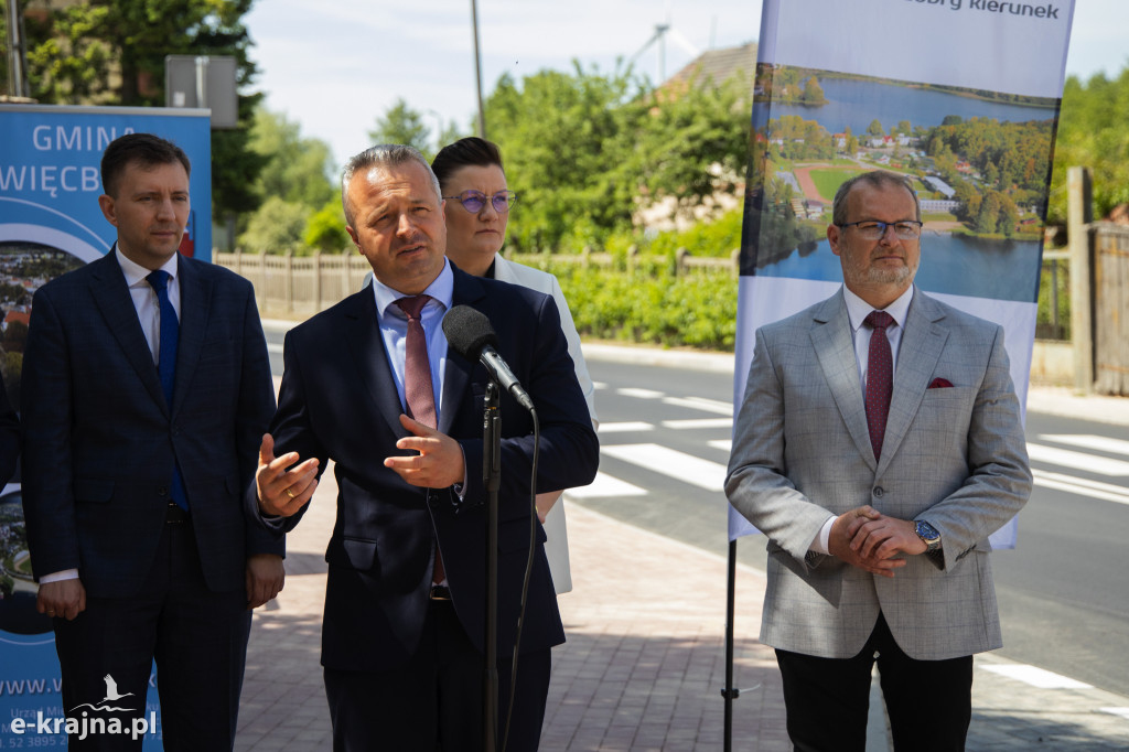 Minister Łukasz Schreiber i wojewoda Mikołaj Bogdanowicz w Więcborku
