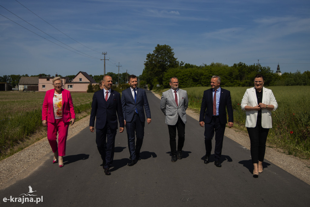 Minister Łukasz Schreiber i wojewoda Mikołaj Bogdanowicz w Więcborku