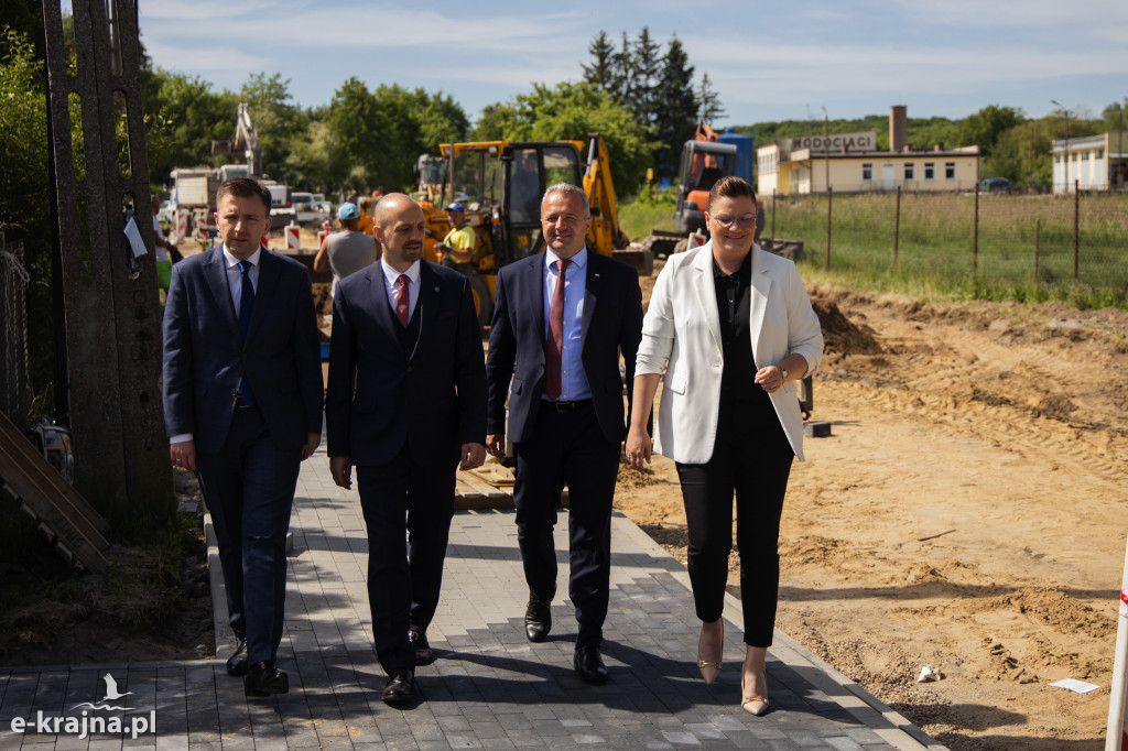 Minister Łukasz Schreiber i wojewoda Mikołaj Bogdanowicz w Więcborku