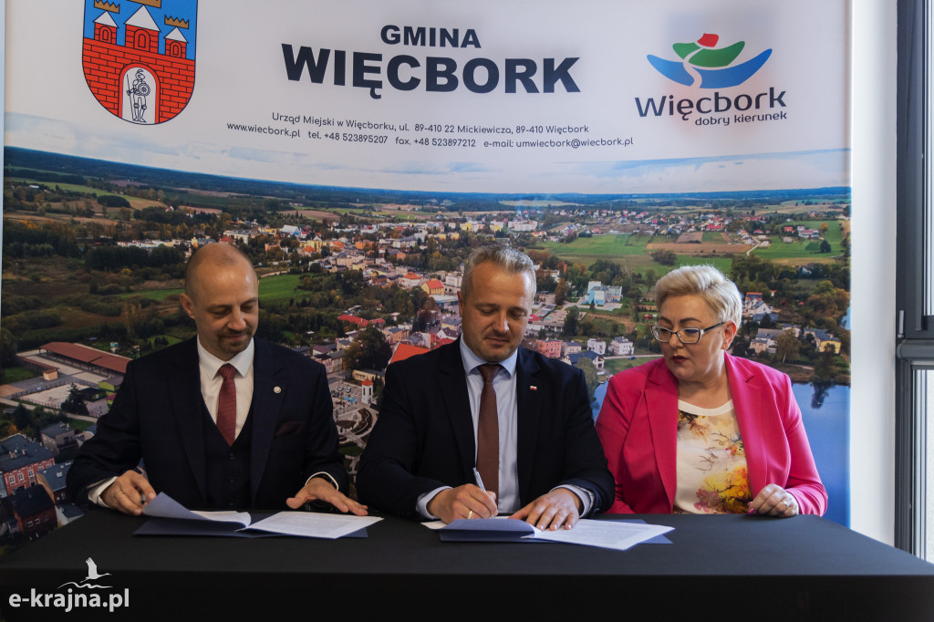 Minister Łukasz Schreiber i wojewoda Mikołaj Bogdanowicz w Więcborku