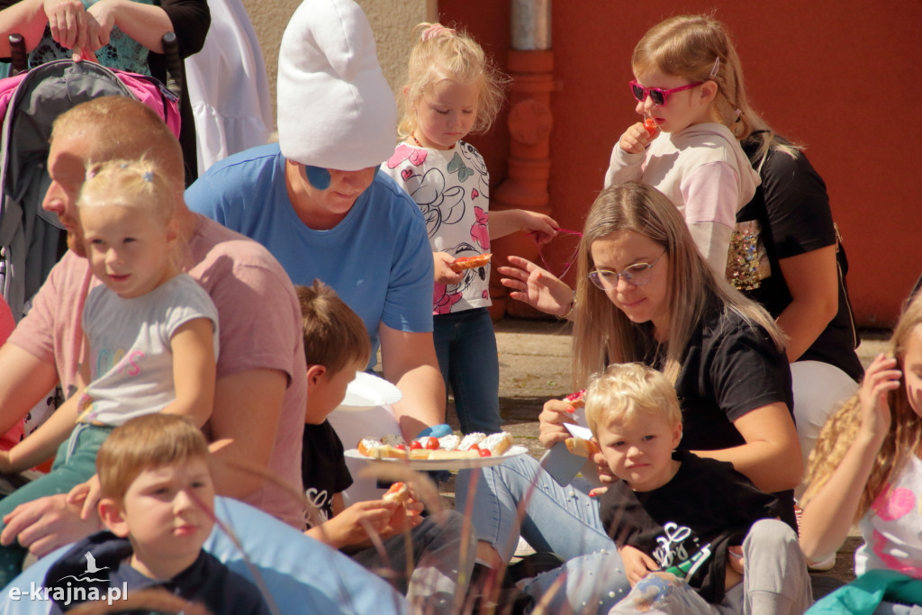Urodzinowe śniadanie na balu u Smerfetki