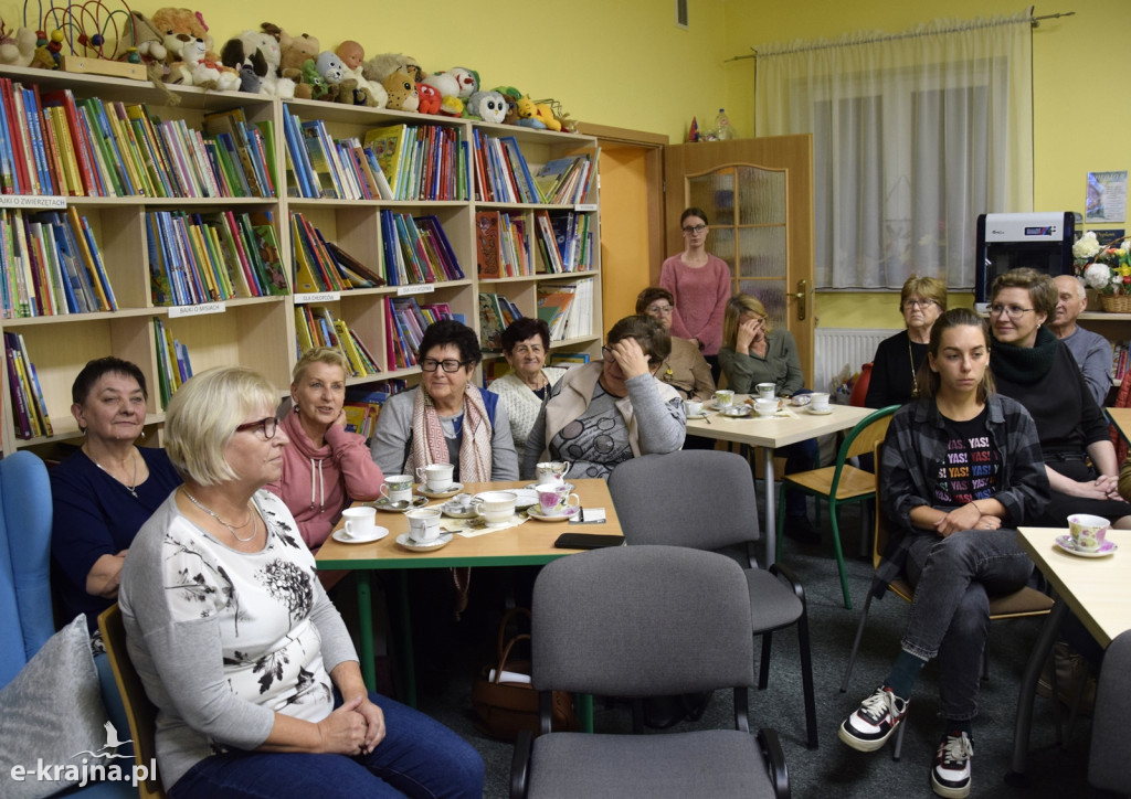 Robert  Gondek w bibliotece w Kamieniu Krajeńskim