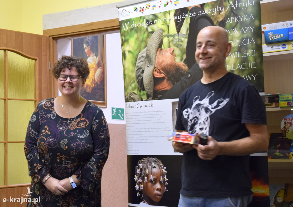 Robert  Gondek w bibliotece w Kamieniu Krajeńskim