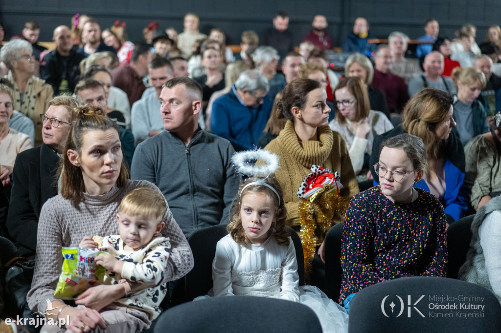 Jasełka z publicznością wypełnioną po brzegi