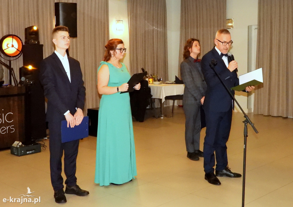 Poloneza czas zacząć! - Studniówka 2024 więcborskiego CKZiU