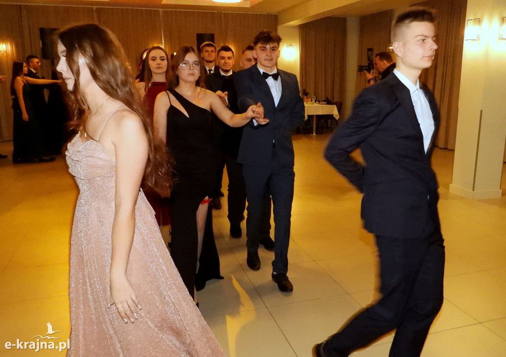 Poloneza czas zacząć! - Studniówka 2024 więcborskiego CKZiU