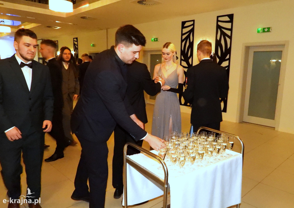 Poloneza czas zacząć! - Studniówka 2024 więcborskiego CKZiU