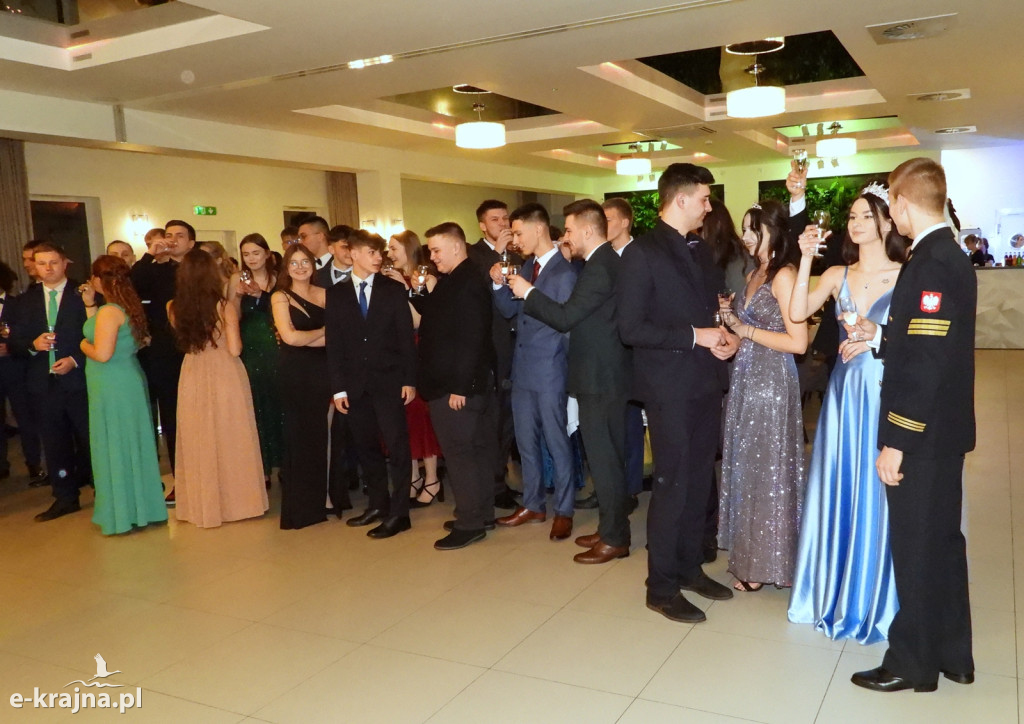 Poloneza czas zacząć! - Studniówka 2024 więcborskiego CKZiU