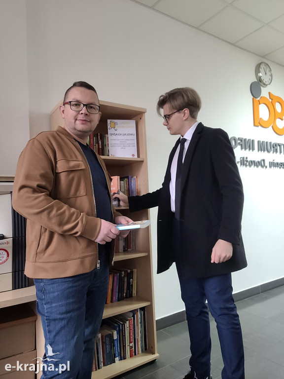 Otwarcie Punktu Bookcrossingu w Sępólnie Krajeńskim: Nowa Przestrzeń dla Miłośników Książek