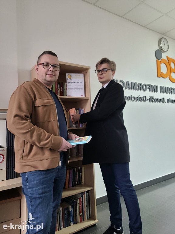 Otwarcie Punktu Bookcrossingu w Sępólnie Krajeńskim: Nowa Przestrzeń dla Miłośników Książek