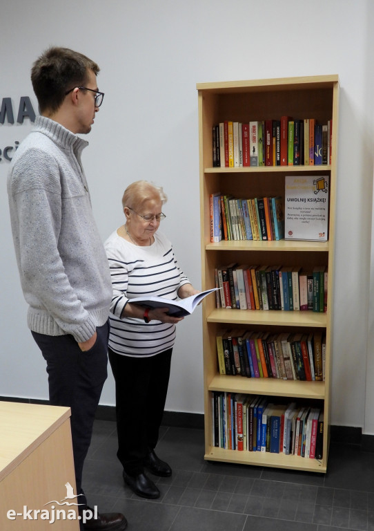 Otwarcie Punktu Bookcrossingu w Sępólnie Krajeńskim: Nowa Przestrzeń dla Miłośników Książek
