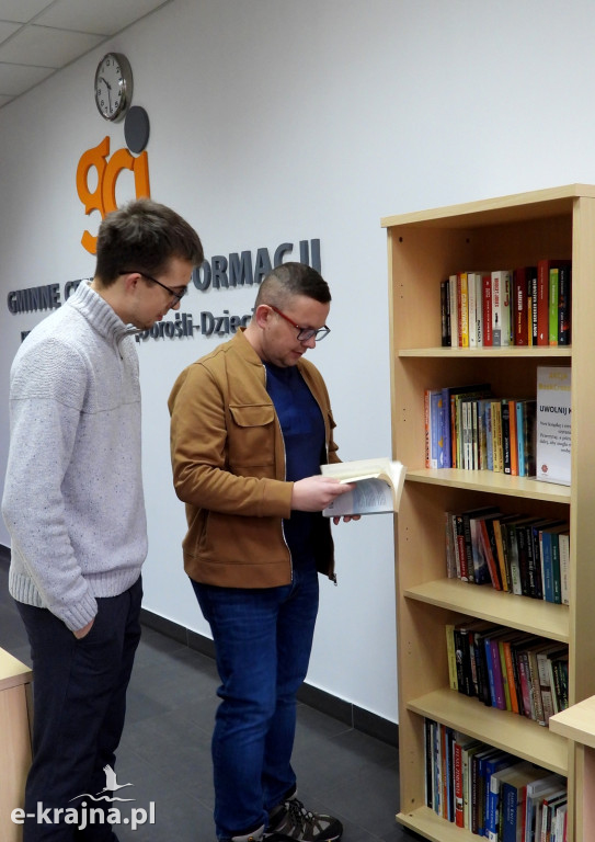 Otwarcie Punktu Bookcrossingu w Sępólnie Krajeńskim: Nowa Przestrzeń dla Miłośników Książek