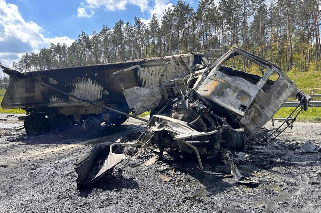 Zderzenie dwóch samochodów ciężarowych na S-5