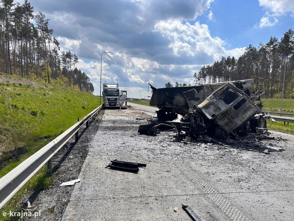 Zderzenie dwóch samochodów ciężarowych na S-5