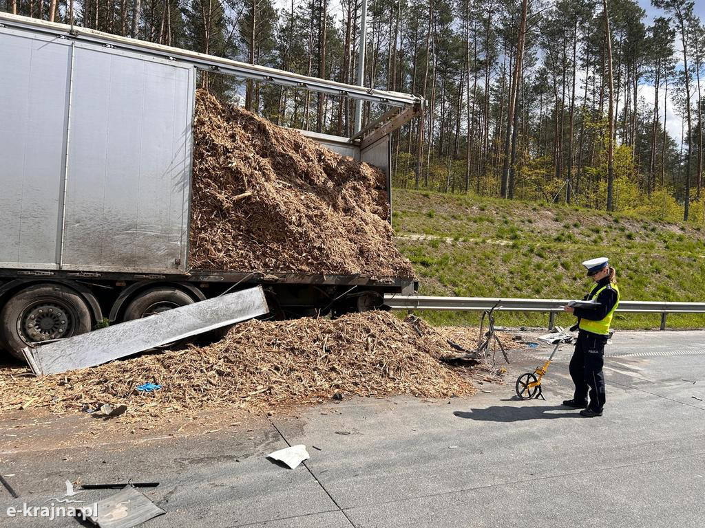 Zderzenie dwóch samochodów ciężarowych na S-5