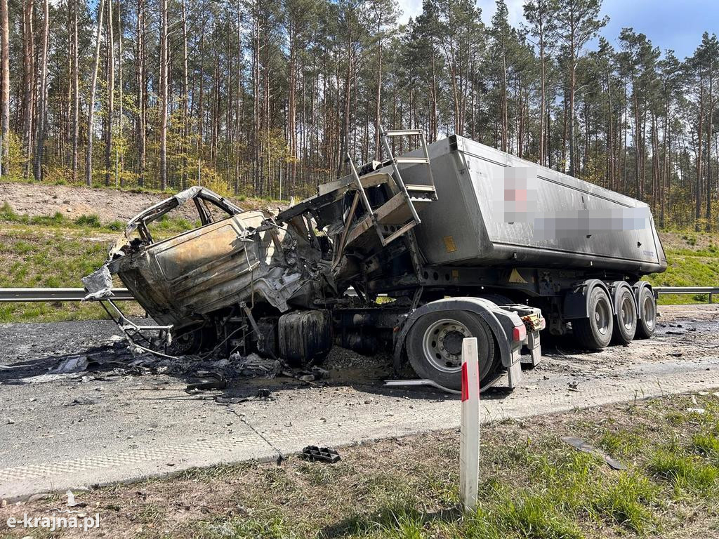 Zderzenie dwóch samochodów ciężarowych na S-5