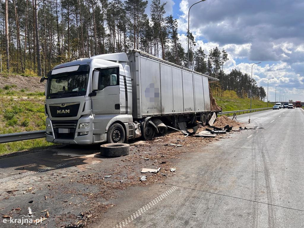 Zderzenie dwóch samochodów ciężarowych na S-5