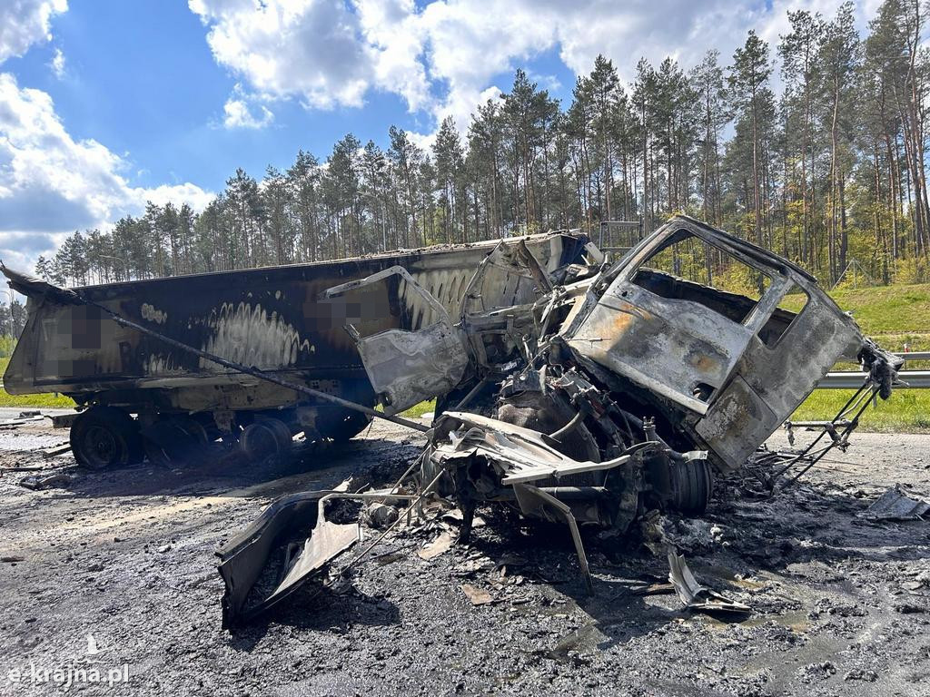 Zderzenie dwóch samochodów ciężarowych na S-5