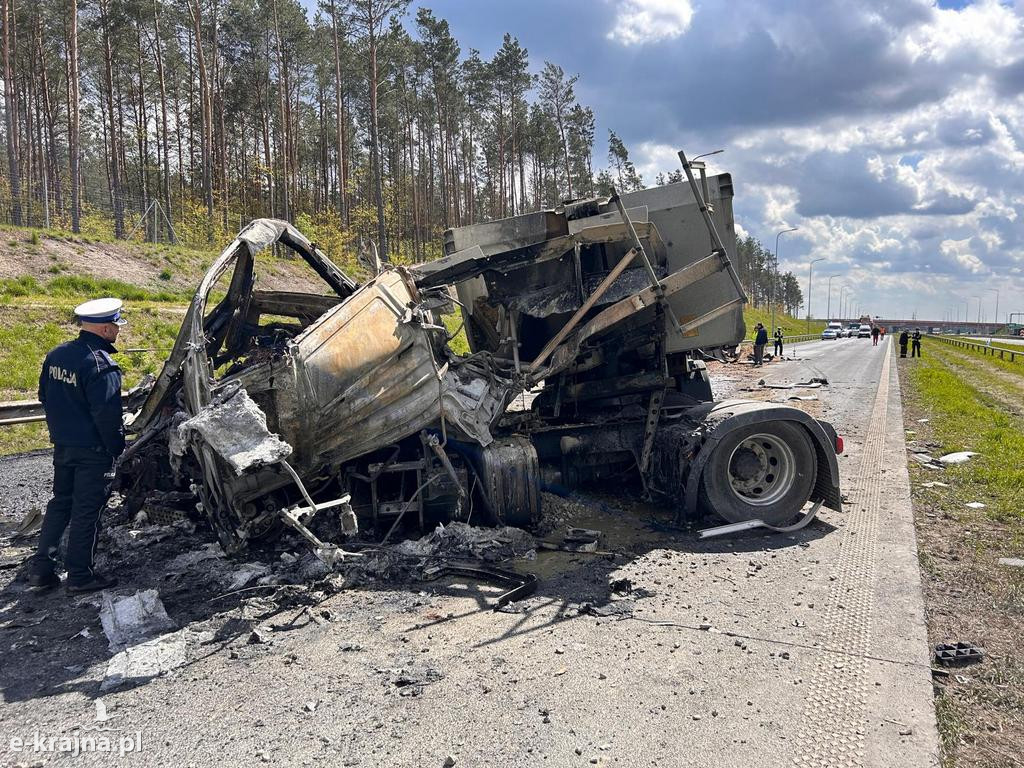 Zderzenie dwóch samochodów ciężarowych na S-5