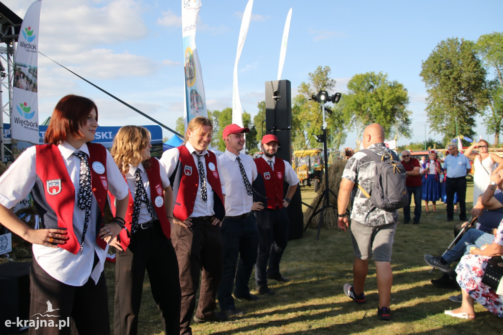 Dożynki Gminno-Powiatowe w Jastrzębcu - występy lokalnych artystów