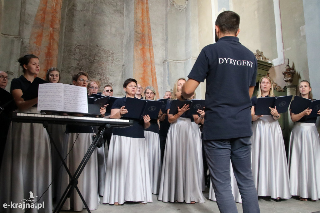 Dożynki Pszczelarskie i koncert Chóru Lutnia w Sanktuarium Matki Bożej Królowej Krajny w Byszewie