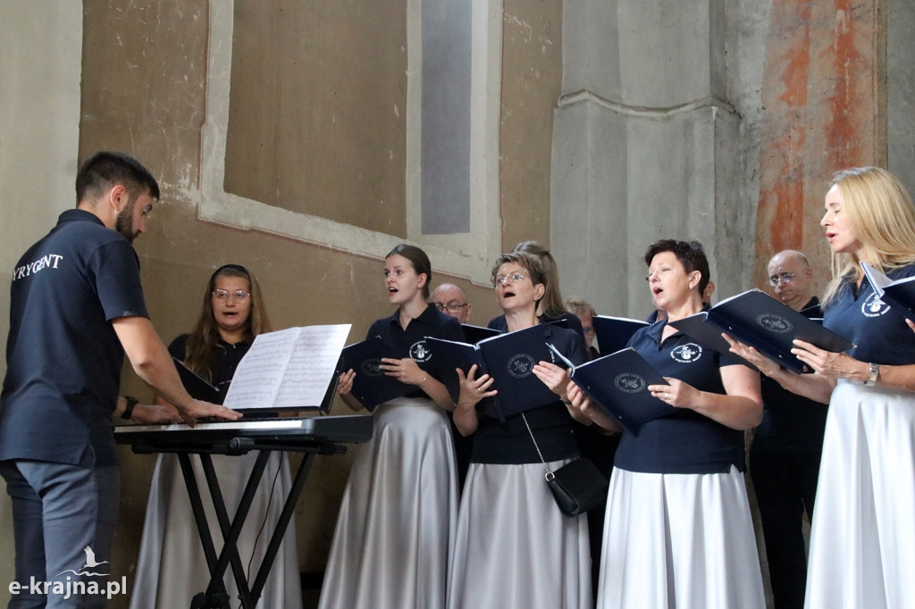 Dożynki Pszczelarskie i koncert Chóru Lutnia w Sanktuarium Matki Bożej Królowej Krajny w Byszewie