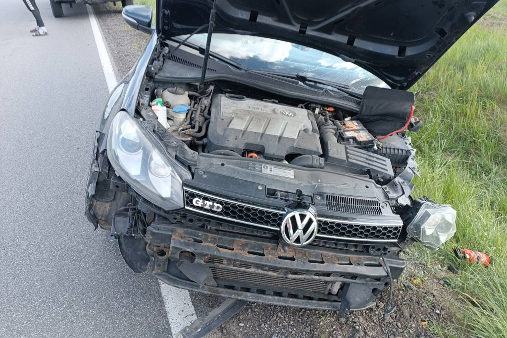 Zderzenie Volkswagena Golfa z Volvo na DK-25