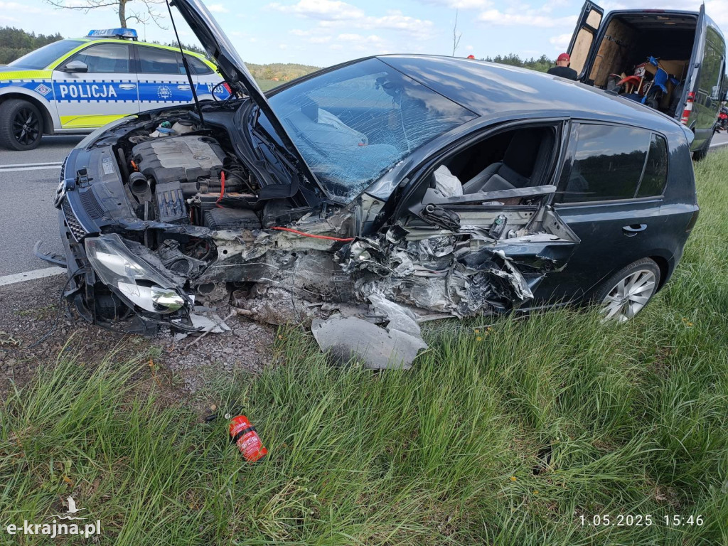 Zderzenie Volkswagena Golfa z Volvo na DK-25