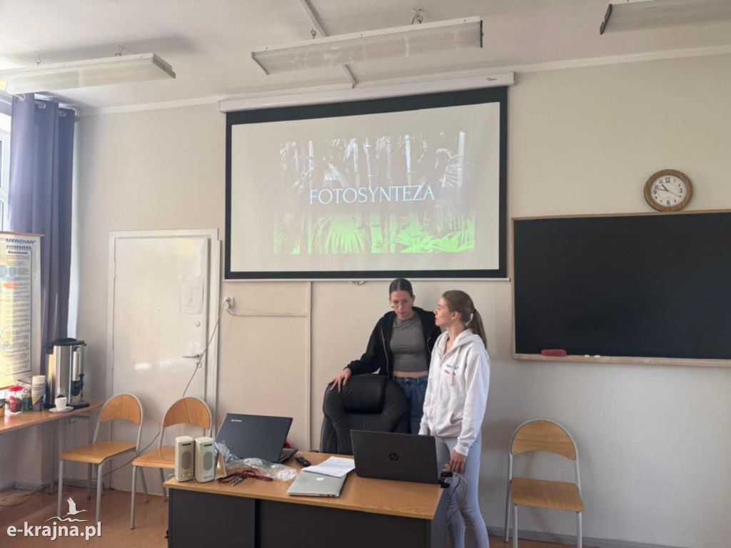 Konferencja poświęcona środowisku i zmniejszeniu śladu węglowego w ramach europejskiego projektu Erasmus + pt : Digital Steps of being Carbon Neutral w Liceum Ogólnokształcącym w Sępólnie Krajeńskim