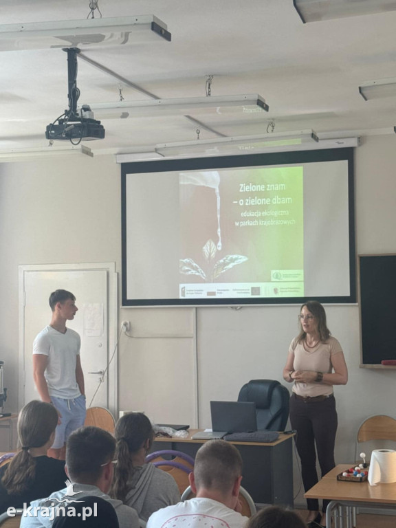 Konferencja poświęcona środowisku i zmniejszeniu śladu węglowego w ramach europejskiego projektu Erasmus + pt : Digital Steps of being Carbon Neutral w Liceum Ogólnokształcącym w Sępólnie Krajeńskim
