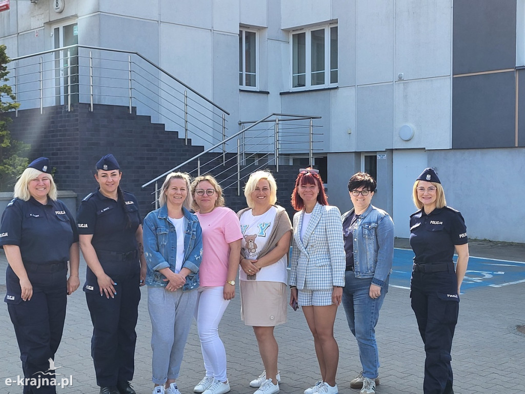 Policjantki i pracownicy z sępoleńskiej komendy włączyli się w akcję „Wiosna na sportowo”