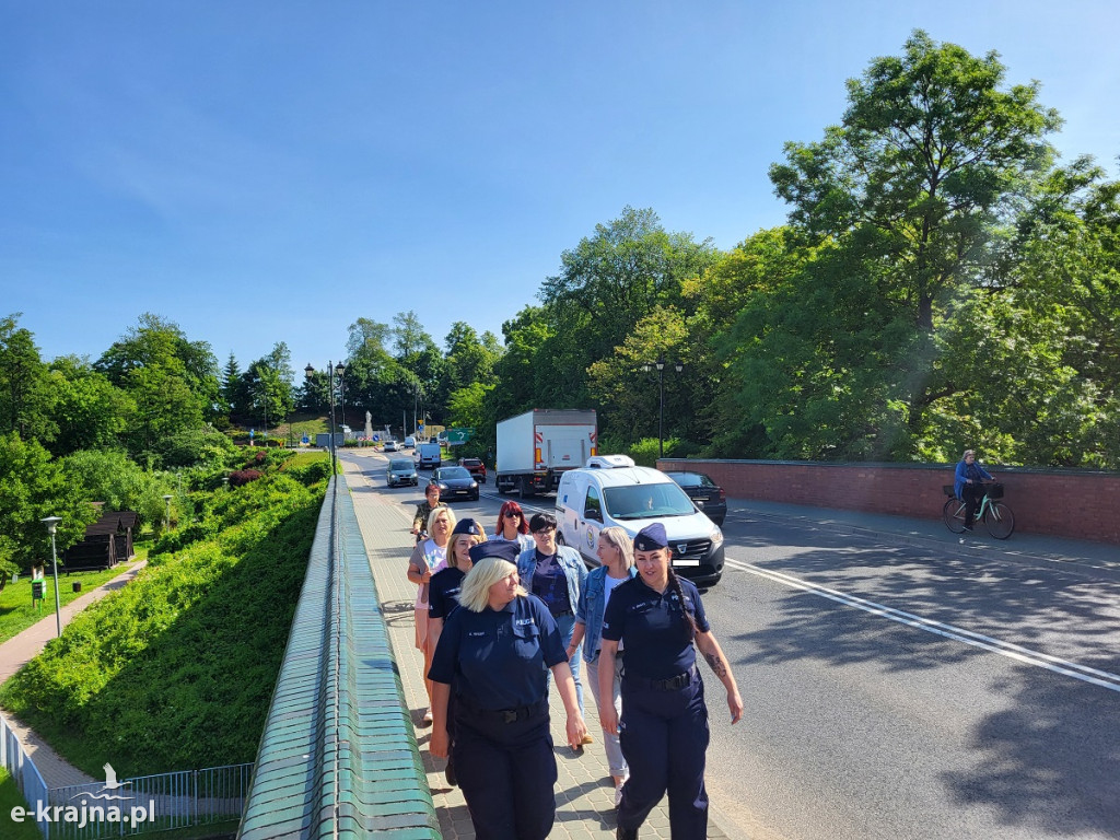 Policjantki i pracownicy z sępoleńskiej komendy włączyli się w akcję „Wiosna na sportowo”