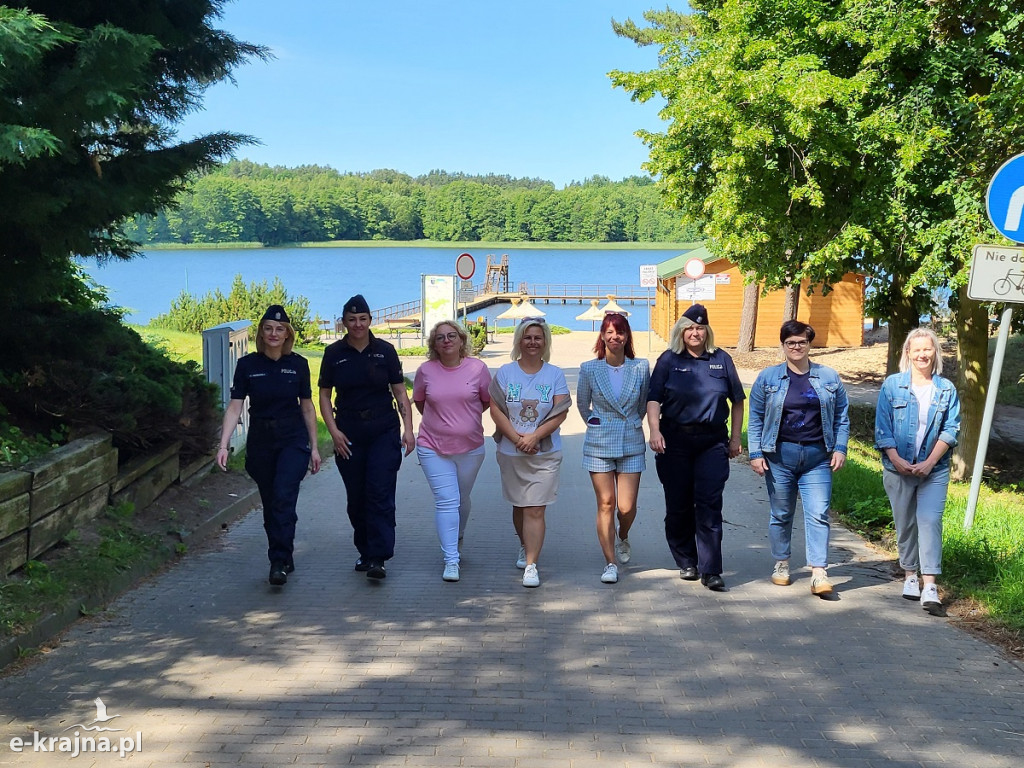 Policjantki i pracownicy z sępoleńskiej komendy włączyli się w akcję „Wiosna na sportowo”