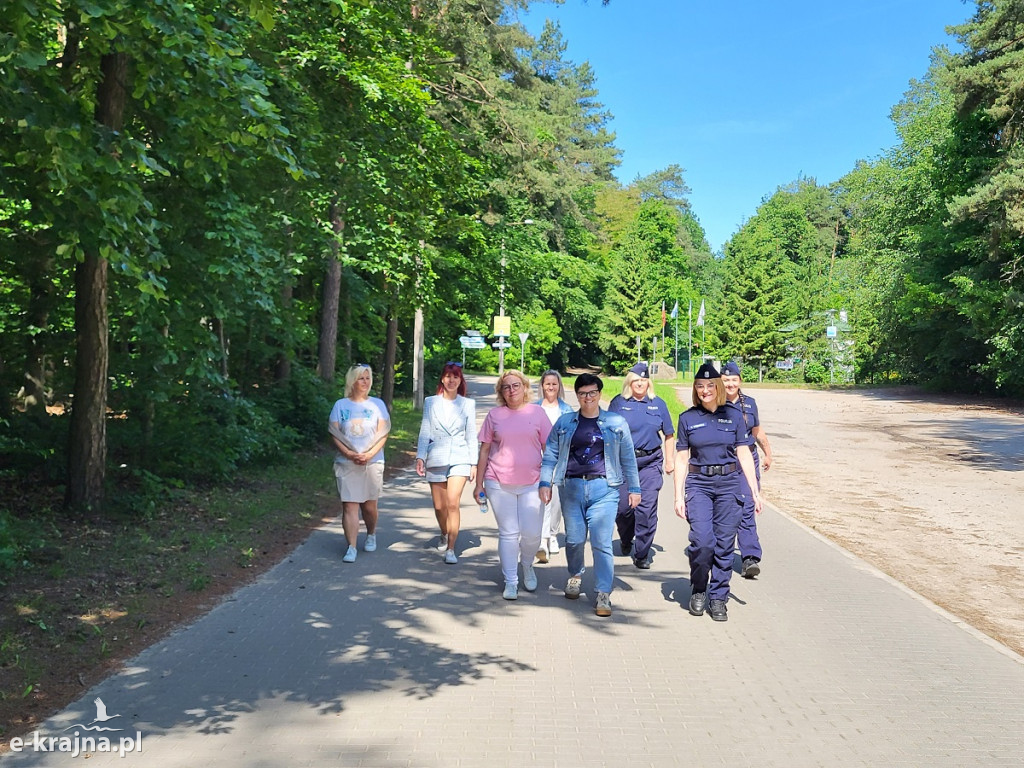 Policjantki i pracownicy z sępoleńskiej komendy włączyli się w akcję „Wiosna na sportowo”