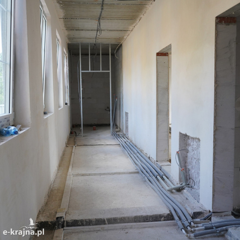 Postęp prac przy rozbudowie szkoły w Wiśniewie