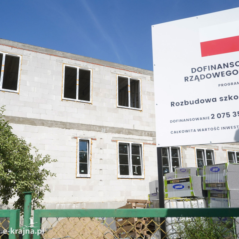 Postęp prac przy rozbudowie szkoły w Wiśniewie