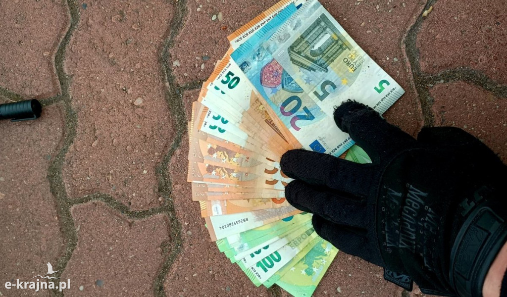 Trzej włamywacze oglądają świat zza krat