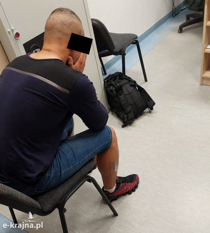 Trzej włamywacze oglądają świat zza krat