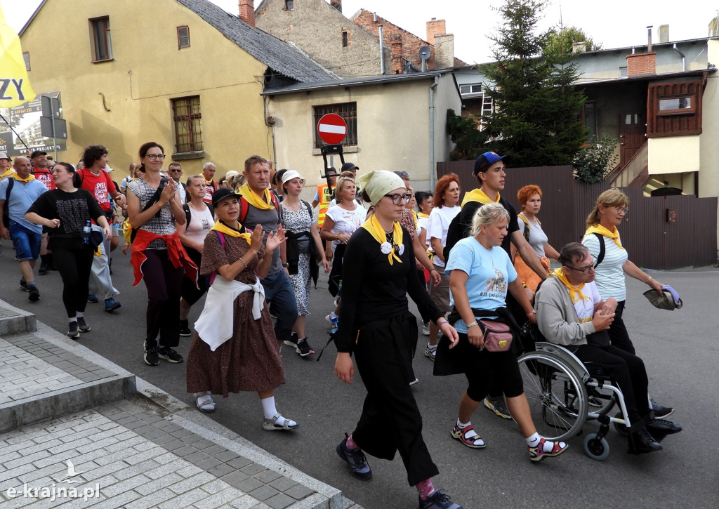 Przez powiat sępoleński przemaszerowała Grupa Kaszubska w pielgrzymce na Jasna Górę