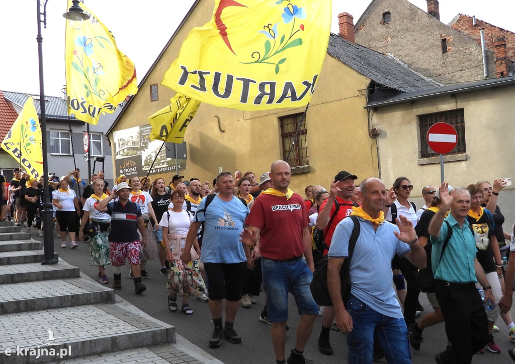 Przez powiat sępoleński przemaszerowała Grupa Kaszubska w pielgrzymce na Jasna Górę