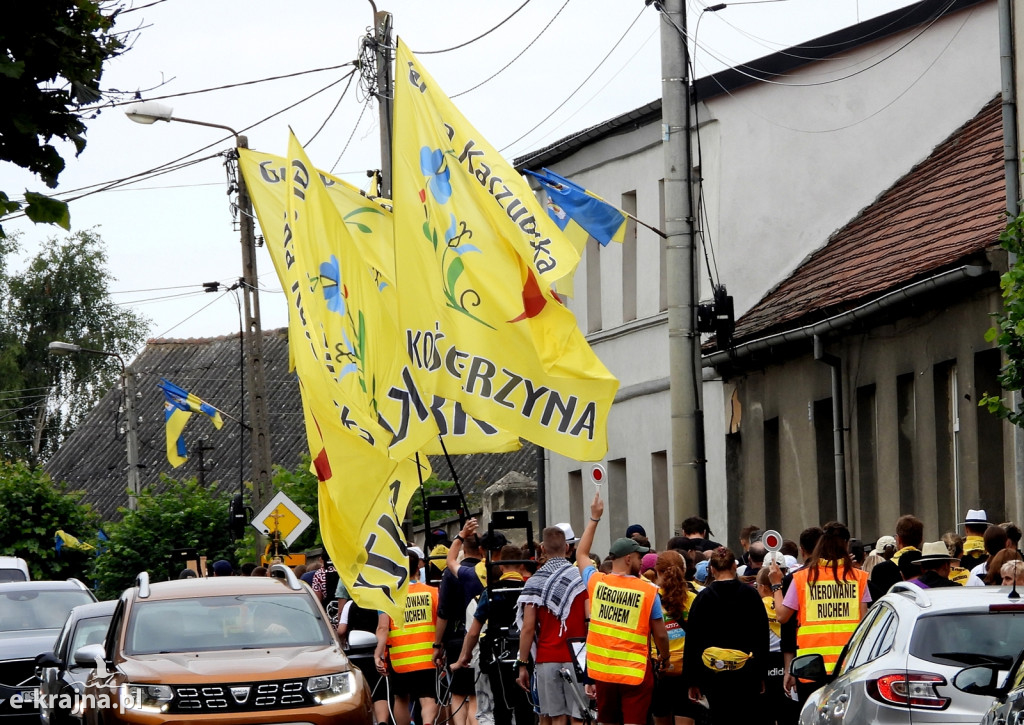 Przez powiat sępoleński przemaszerowała Grupa Kaszubska w pielgrzymce na Jasna Górę