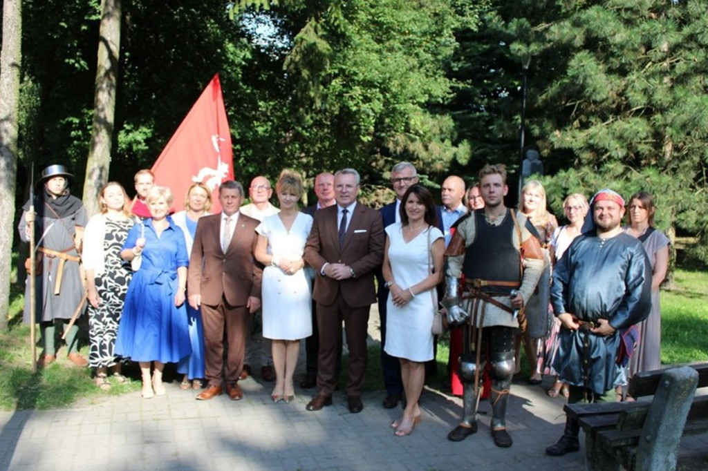 Uroczyste złożenie kwiatów i zniczy pod pomnikiem króla Władysława Jagiełły w Mroczy
