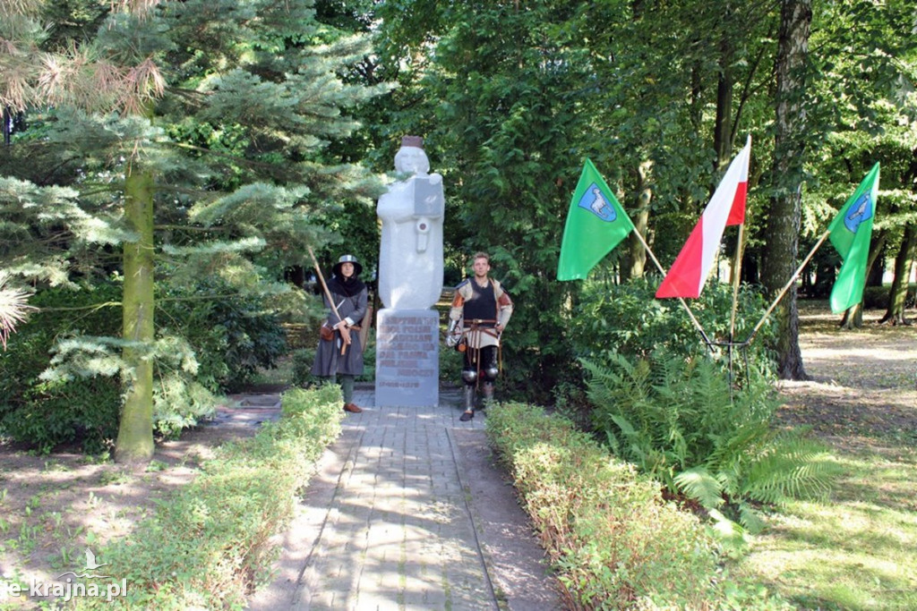 Uroczyste złożenie kwiatów i zniczy pod pomnikiem króla Władysława Jagiełły w Mroczy