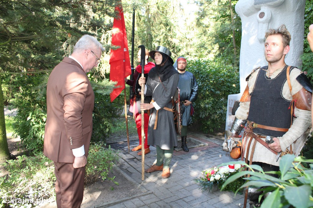 Uroczyste złożenie kwiatów i zniczy pod pomnikiem króla Władysława Jagiełły w Mroczy
