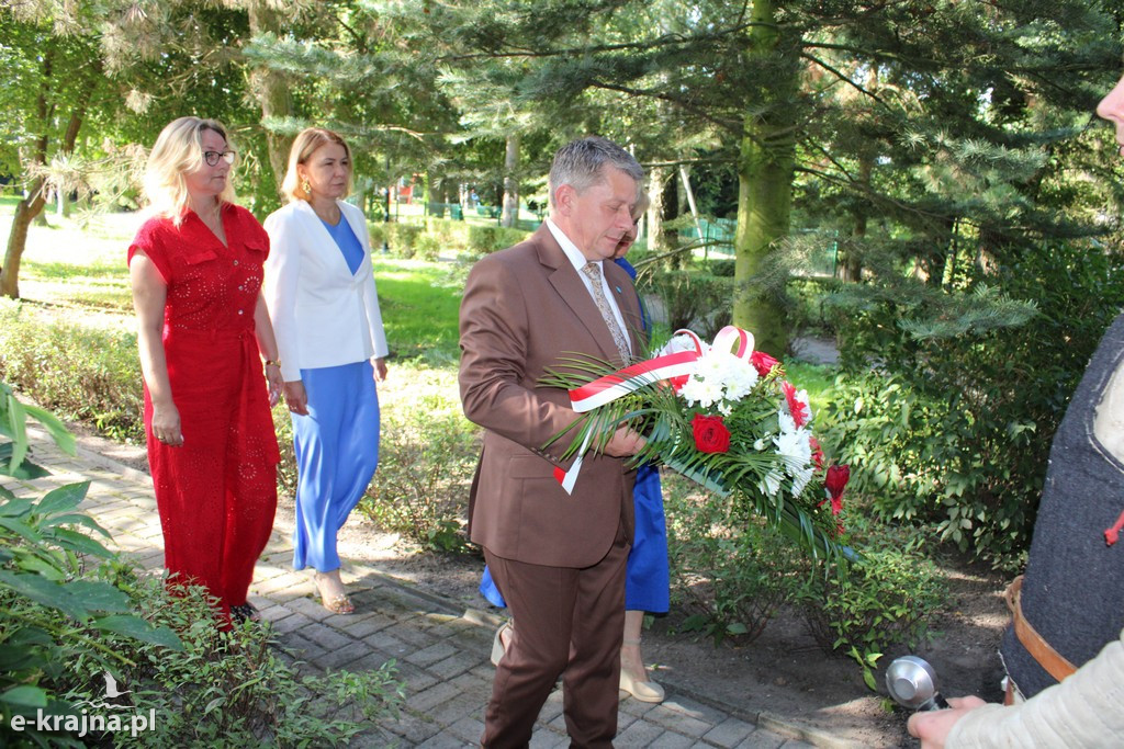 Uroczyste złożenie kwiatów i zniczy pod pomnikiem króla Władysława Jagiełły w Mroczy