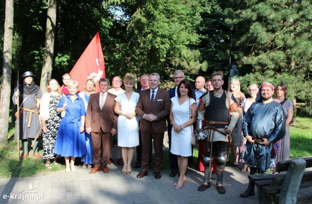 Uroczyste złożenie kwiatów i zniczy pod pomnikiem króla Władysława Jagiełły w Mroczy