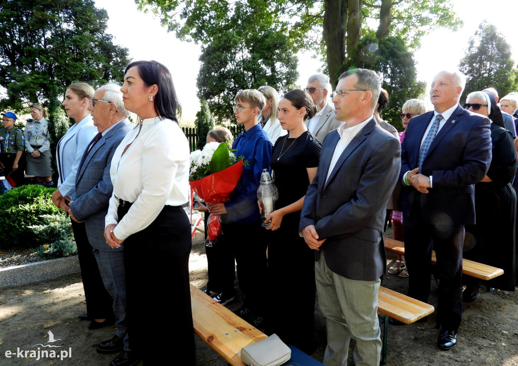W 86 rocznicę wybuchu II Wojny Światowej na cmentarzu cywilnych ofiar niemieckich zbrodni w Radzimiu uczczono pamięć pomordowanych