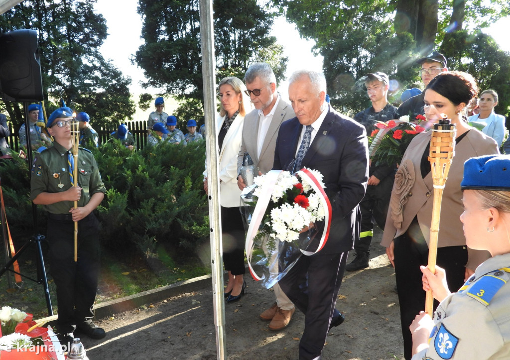 W 86 rocznicę wybuchu II Wojny Światowej na cmentarzu cywilnych ofiar niemieckich zbrodni w Radzimiu uczczono pamięć pomordowanych