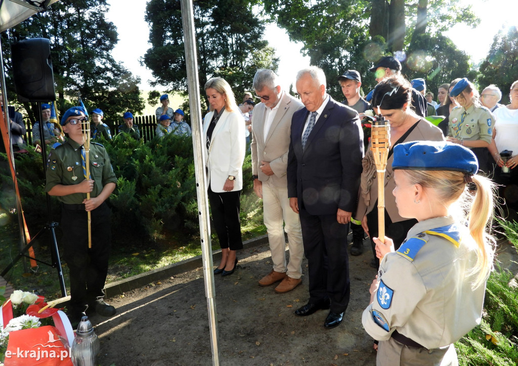 W 86 rocznicę wybuchu II Wojny Światowej na cmentarzu cywilnych ofiar niemieckich zbrodni w Radzimiu uczczono pamięć pomordowanych