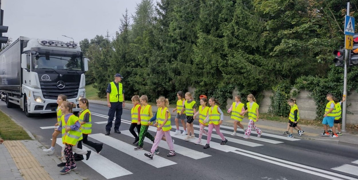Więcbork: Bezpieczna droga do szkoły - lekcja z dzielnicowym